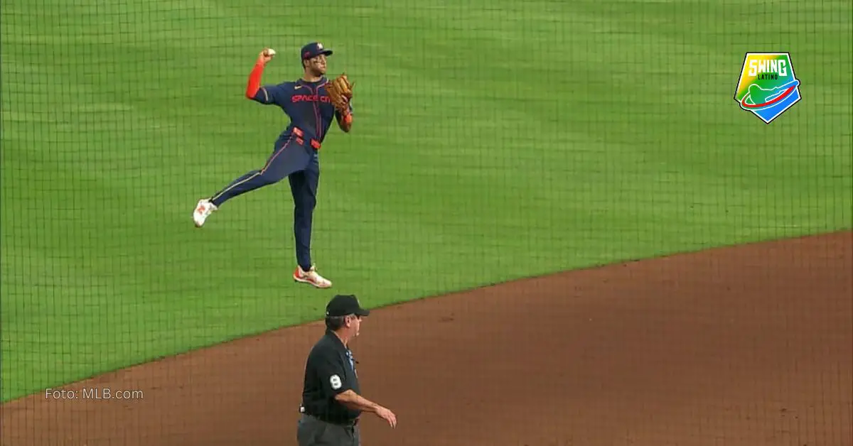 Jeremy Peña giró y dando un salto soltó la pelota con todas sus fuerzas