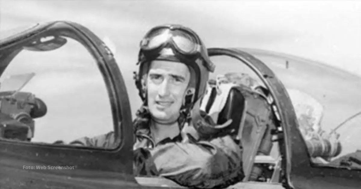 Ted Williams saludando en su avión de combate