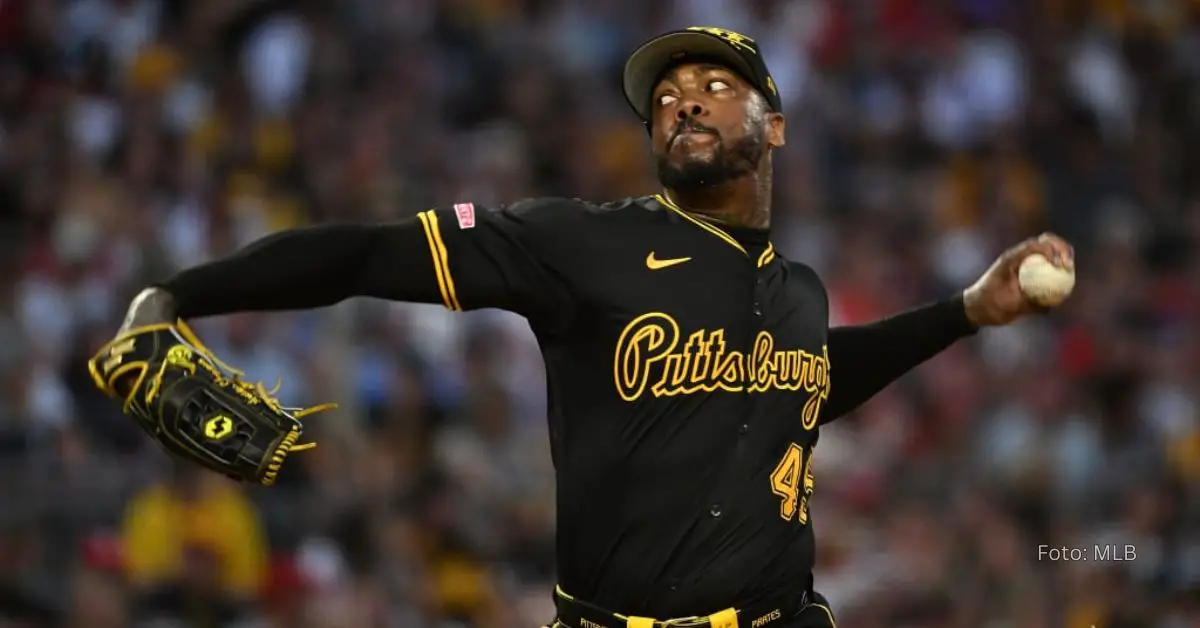 Aroldis Chapman a punto de lanzar con el conjunto de Pittsburgh Pirates en MLB 2024