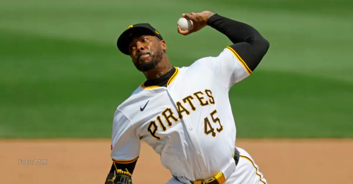 Aroldis Chapman realizando movimientos de lanzar con el uniforme de Pittsburgh Pirates en MLB 2024