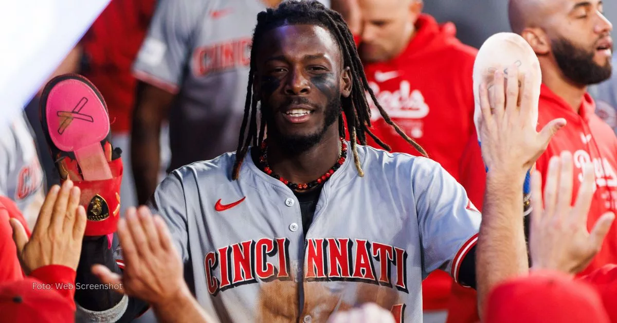 Elly De La Cruz sonriente celebrando con Cincinnati Reds