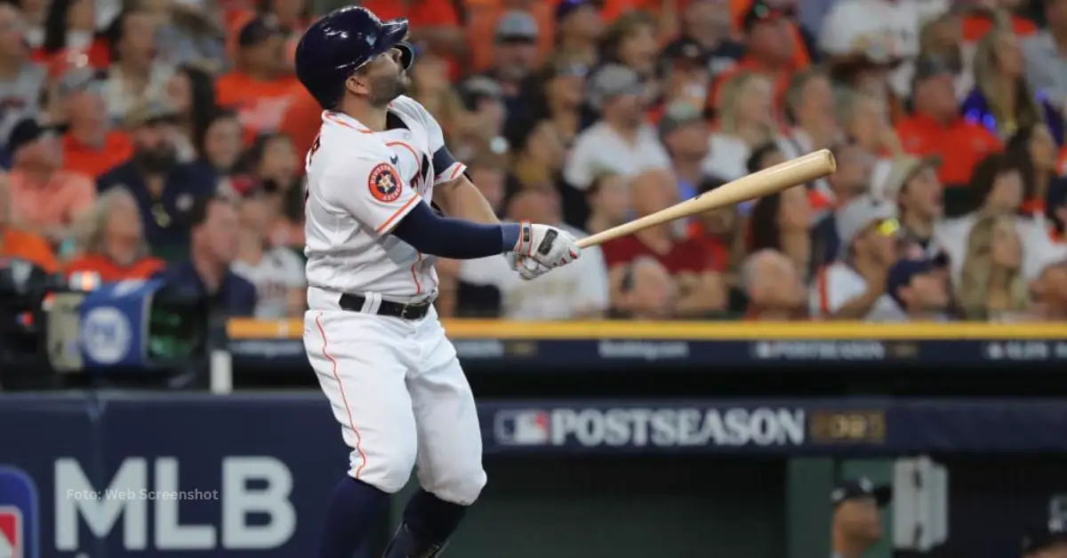 El venezolano Jose Altuve haciendo swing en Houston