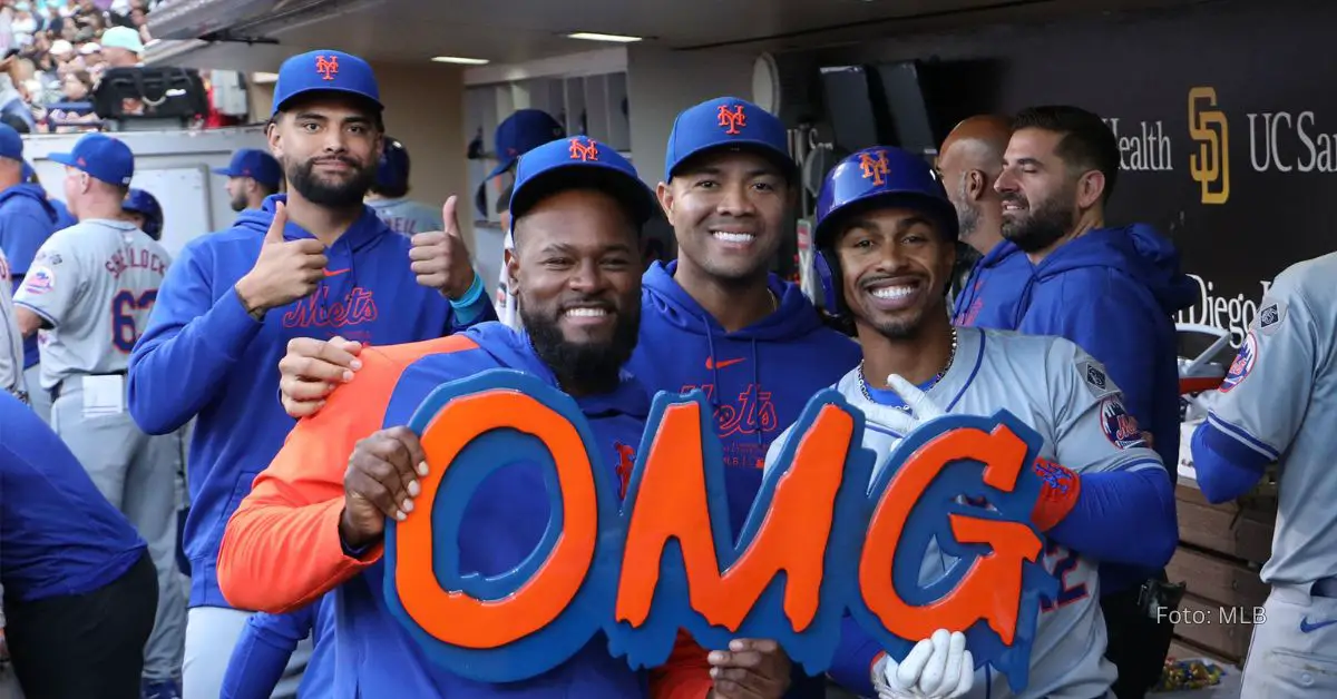 Francisco Lindor celebrando con el lema "OMG" en el clubhouse de New York