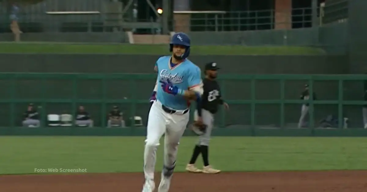 Andy Pages recorriendo las bases con el uniforme de Oklahoma City Baseball Club