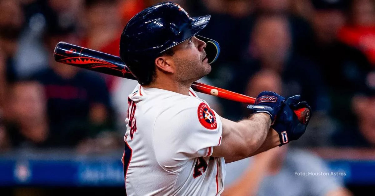 Jose Altuve observa el jonrón que conectó con el equipo de Houston Astros