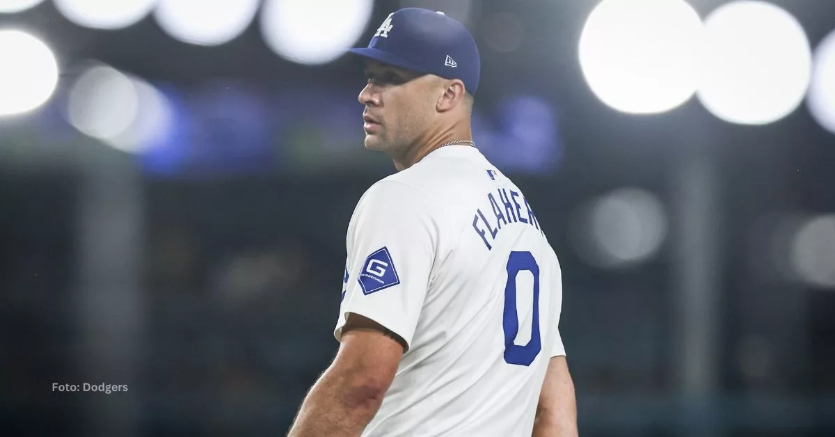 Jack Flaherty esperando para lanzar por Los Angeles Dodgers