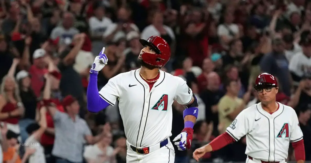 Lourdes Gurriel Jr. señalando al cielo tras jonrón con Arizona Diamondbacks