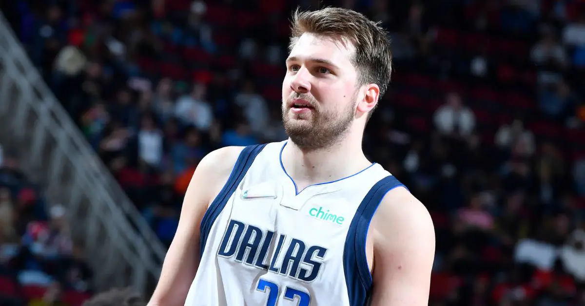 Luka Doncic sorprendido con el uniforme de Dallas Mavericks