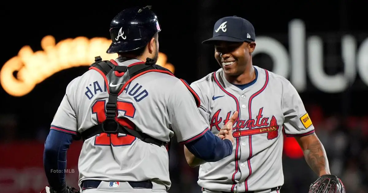 Raisel Iglesias celebrando con Travis d'Arnaud tras triunfo de Atlanta Braves