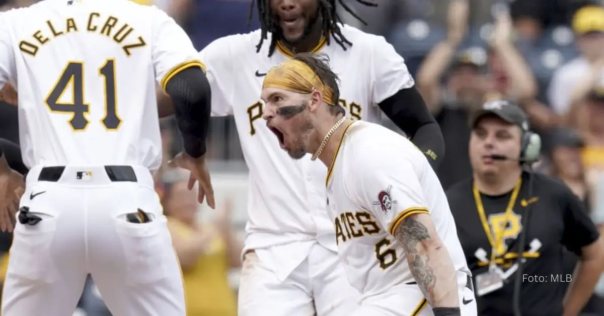 Yasmani Grandal celebrando tras conectar jonrón y dejar al campo a Cincinnati Reds