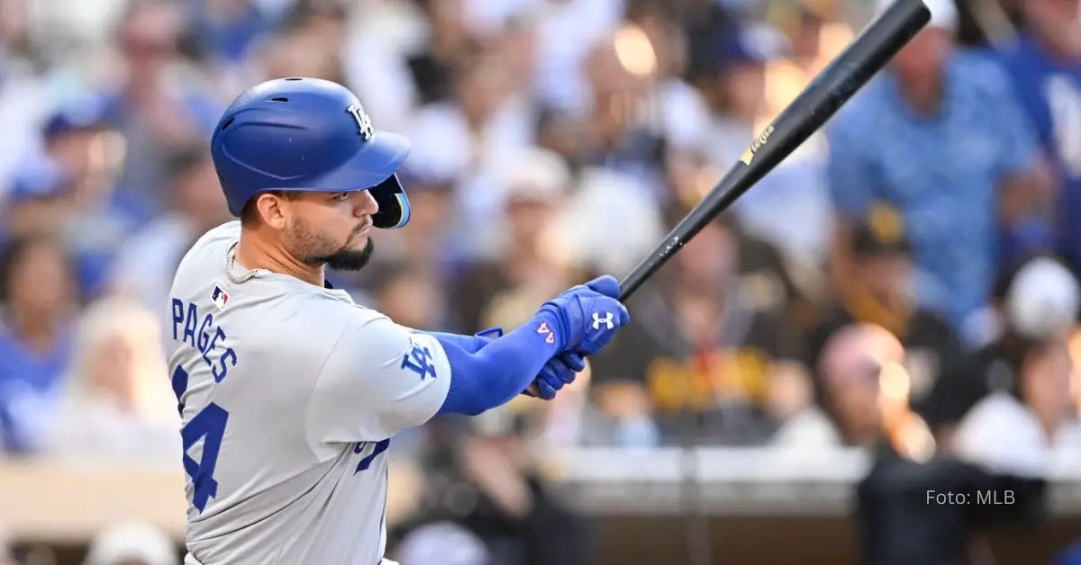 Andy Pages siguiendo la bola con su vista luego de concluir su swing con el uniforme de Los Angeles Dodgers en MLB