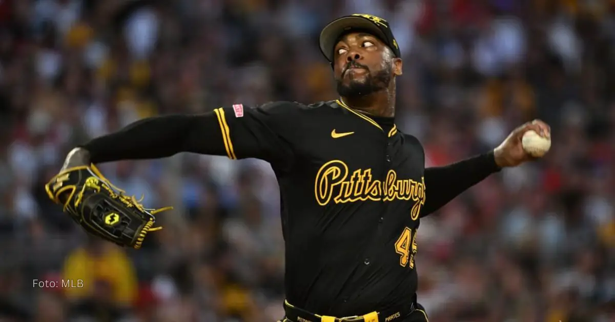 Aroldis Chapman con los brazos abiertos en acción de lanzar con Pittsburgh Pirates en MLB 2024