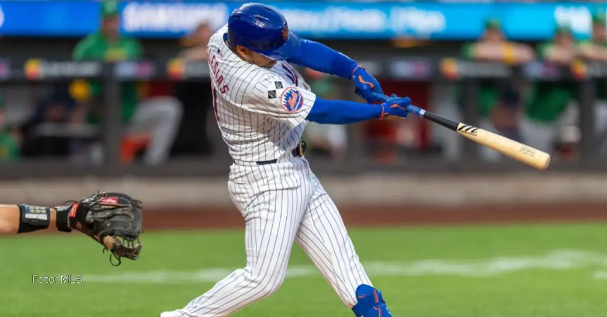 Jose Iglesias haciendo swing con el uniforme de New York Mets en MLB