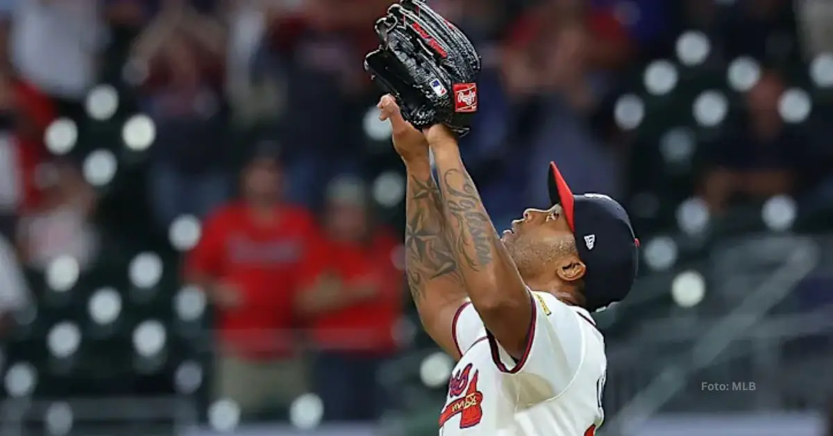 Raisel Iglesias lanzando con Atlanta Braves