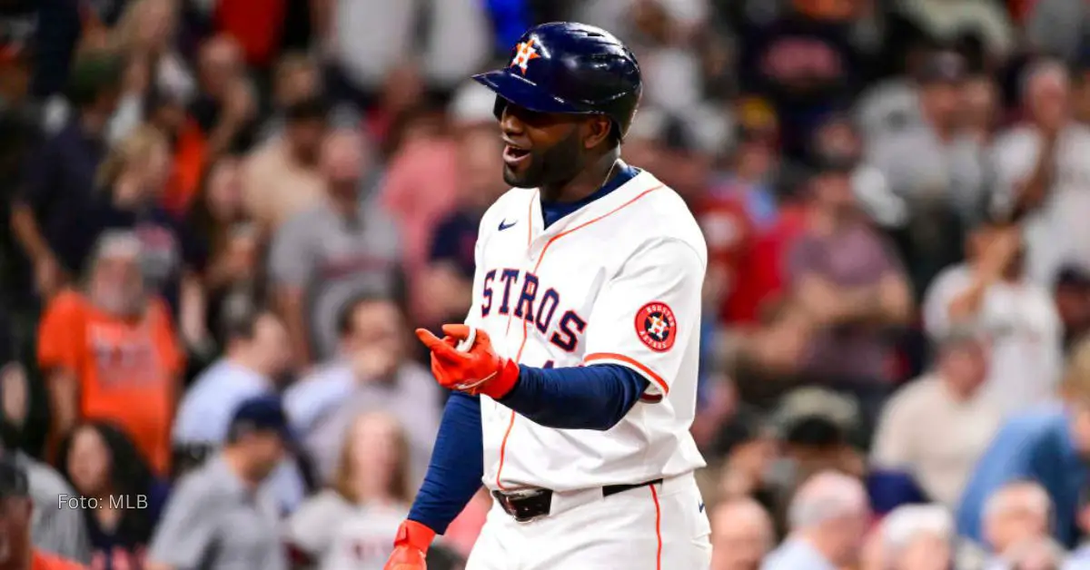 Yordan Alvarez sonriendo y celebrando con el uniforme de Houston Astros en MLB