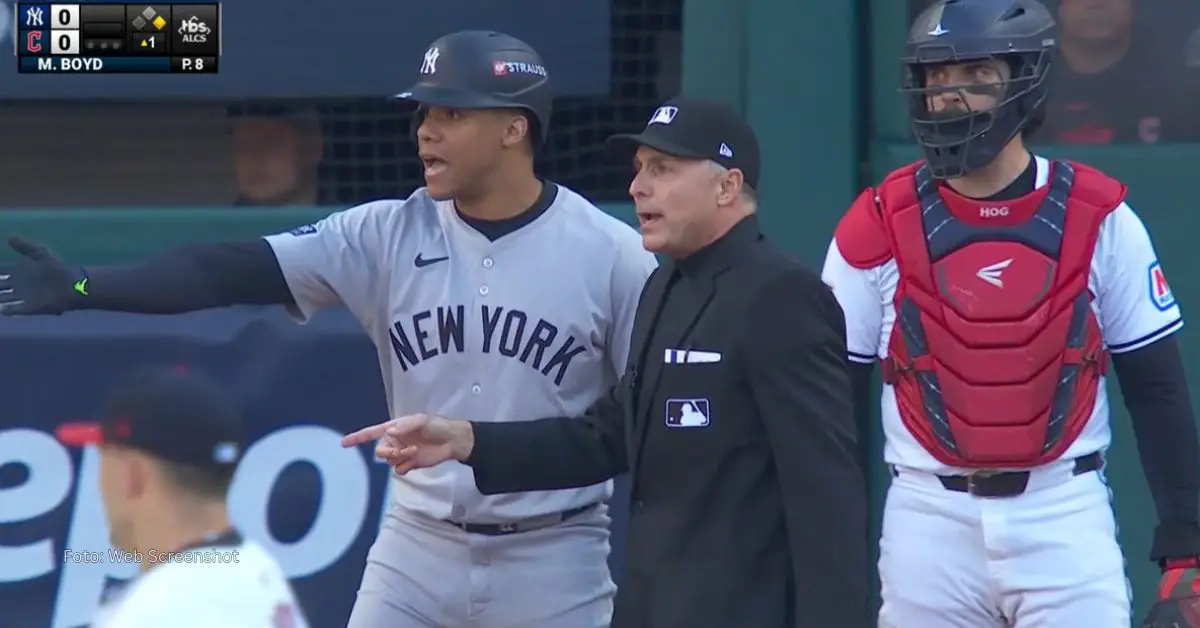 Juan Soto reclamando al umpire principal MLB