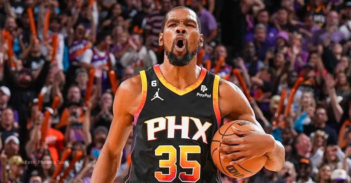 Kevin Durant gritando tras victoria de Phoenix Suns