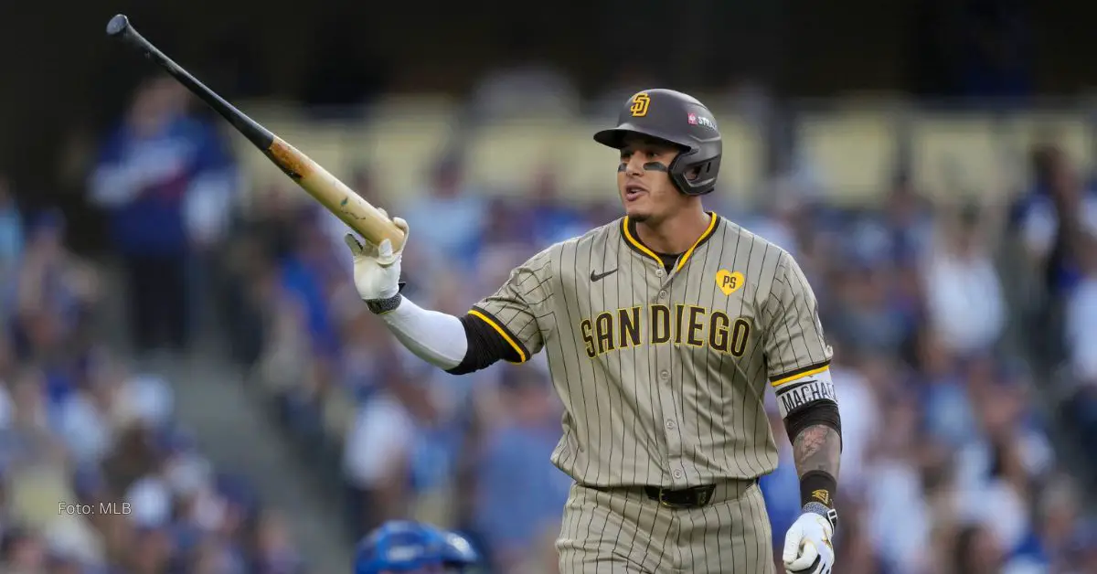 Manny Machado lanzando el bate con el uniforme de San Diego Padres en MLB