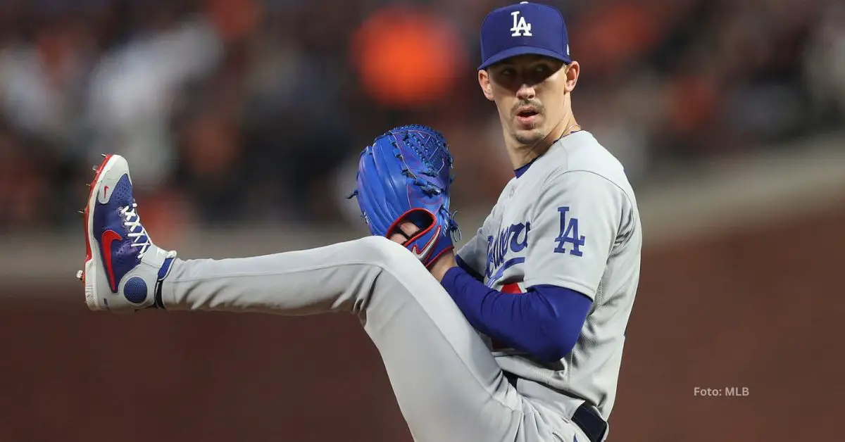 Walker Buehler lanzando con Los Angeles Dodgers